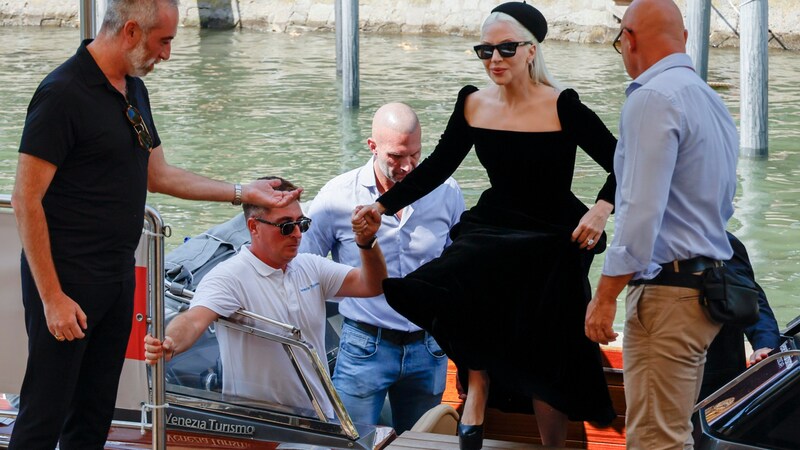 Lady Gaga was helped out of the boat cab ... (Bild: APA/Joel C Ryan/Invision/AP)