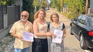 ÖVP-Bezirksvize Michaela Löff (Mitte) mit den betroffenen Anrainern Dan Seidler und Elisabeth Chrapal am Auhirschenweg. (Bild: ÖVP Donaustadt/Michaela Löff)