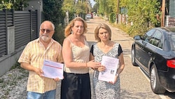 ÖVP-Bezirksvize Michaela Löff (Mitte) mit den betroffenen Anrainern Dan Seidler und Elisabeth Chrapal am Auhirschenweg. (Bild: ÖVP Donaustadt/Michaela Löff)