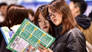 Vor allem Studentinnen und Studenten werden vor allzu lukrativen Nebenjobs bzw. vor „schönen“ Ausländern gewarnt. (Bild: APA/AFP/STR)