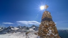 Das Denkmal für Ötzi auf 3210 Meter inmitten einer gewaltigen Berg- und Felsszenerie. (Bild: Dario Frasson)