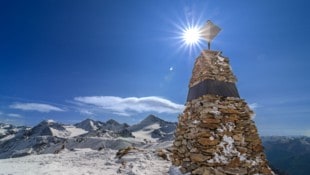 Das Denkmal für Ötzi auf 3210 Meter inmitten einer gewaltigen Berg- und Felsszenerie. (Bild: Dario Frasson)