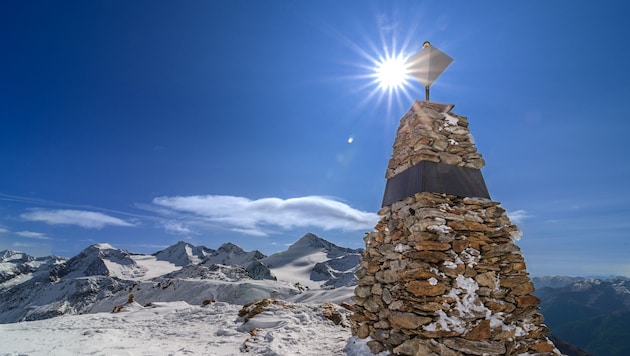 The monument to Ötzi at 3210 meters in the midst of an enormous mountain and rocky landscape. (Bild: Dario Frasson)