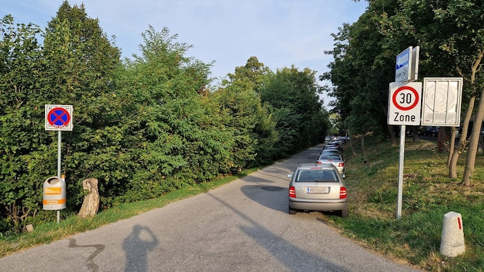 Links: Halten und Parken verboten. Am rechten Rand steht keine solche Tafel, dennoch wurde ...