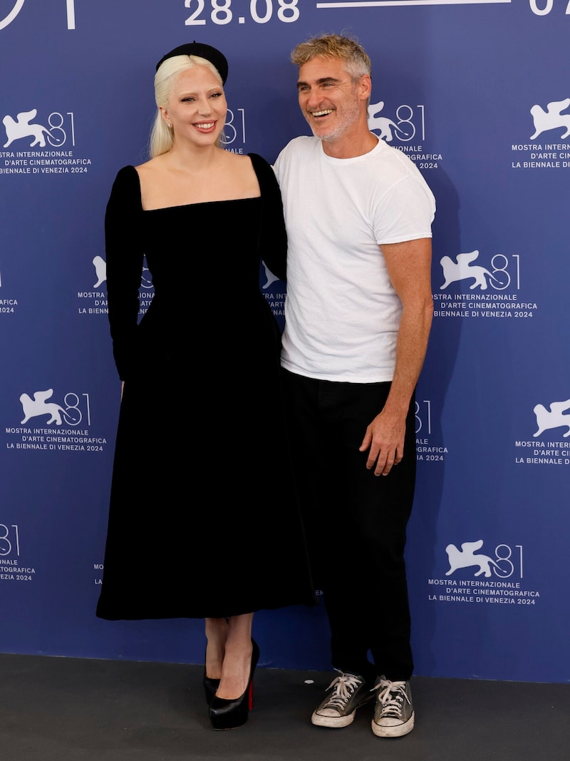 Lady Gaga und Joaquin Phoenix gut gelaunt in Venedig (Bild: APA/Joel C Ryan/Invision/AP)