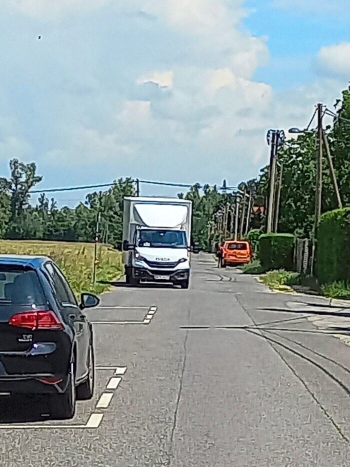 Gefahrenstelle Husarenweg: So bald jemand hier parkt, muss der Lenker (weißer LKW) in den ...