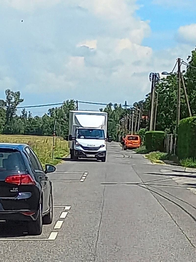 Gefahrenstelle Husarenweg: So bald jemand hier parkt, muss der Lenker (weißer LKW) in den Gegenverkehrsbereich (Bild: zVg)