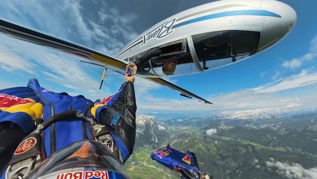 The two pilots were just an arm's length away from each other as they handed over the cans at lofty heights. (Bild: Wunschkind / Red Bull Content Pool)