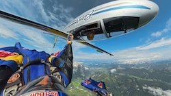 Nur eine Armlänge voneinander entfernt waren die beiden Piloten bei der Dosenübergabe in luftiger Höhe. (Bild: Wunschkind / Red Bull Content Pool)