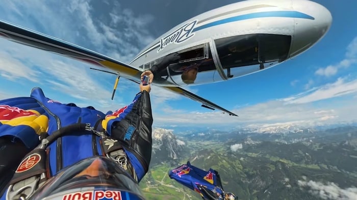 Nur eine Armlänge voneinander entfernt waren die beiden Piloten bei der Dosenübergabe in ...
