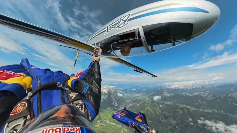 The two pilots were only an arm's length away from each other as they handed over the cans at lofty heights. (Bild: Wunschkind / Red Bull Content Pool)