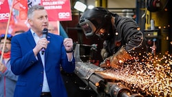 Reinhold Binder stand im Vorjahr an der Spitze des „härtesten Arbeitskampfs seit 60 Jahren“, wie er sagt. In vielen Betrieben regiert jetzt der Sparstift. (Bild: Krone KREATIV/Markus Wenzel, www.picturedesk.com)