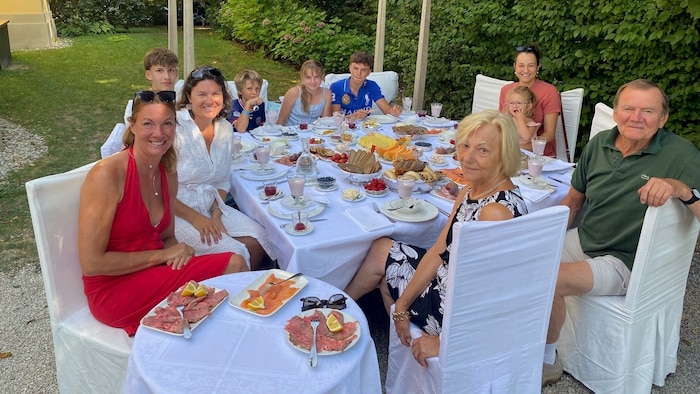 Gunter Nitsche and his family thanked "guardian angel" Elisabeth Dunst over breakfast at the Seeschlössl in Velden.