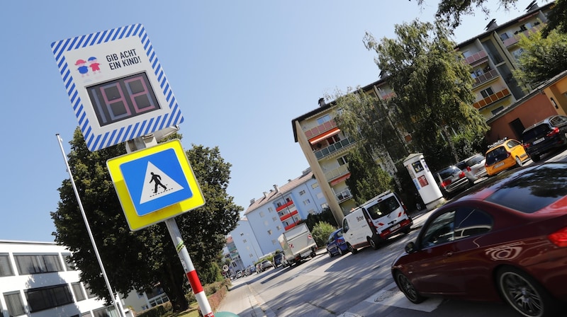 Car drivers should take their foot off the accelerator at crosswalks. (Bild: Birbaumer Christof)