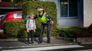 Die Polizei zeigt, wie Kinder Gefahrenquellen meistern. (Bild: Polizei)