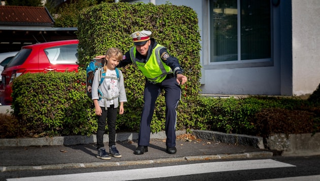 Die Polizei zeigt, wie Kinder Gefahrenquellen meistern. (Bild: Polizei)