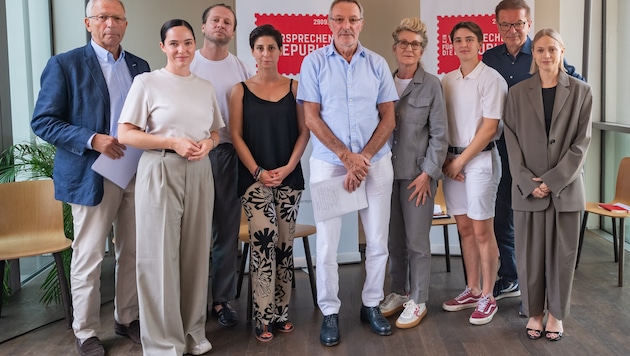 Celebrities such as actresses Veronika Altenberger (2nd from left), Mavie Hörbiger (right next to former minister Rudi Anschober) and Heinz Mayer (center) are fighting against FPÖ participation in government. (Bild: SEPA.Media KG | Isabelle Ouvrard | www.sepa.media.at)