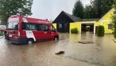 Ein lokales Unwetter überflutete Häuser, ein Keller stand einen Meter unter Wasser. (Bild: Freiwillige Feuerwehr Zwettl Stadt)