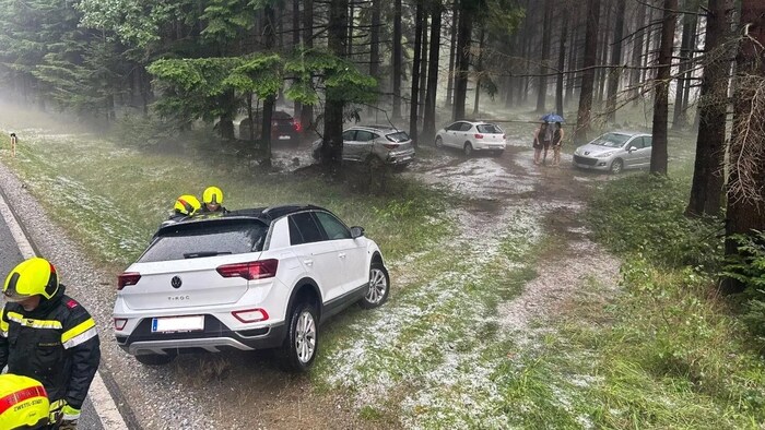 Ein Auto blieb bei der Suche nach Schutz vor dem Hagel im Graben hängen.