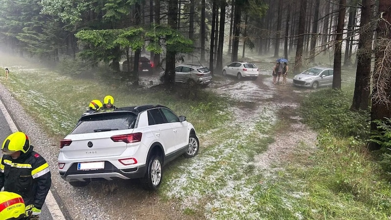 Ein Auto blieb bei der Suche nach Schutz vor dem Hagel im Graben hängen. (Bild: Freiwillige Feuerwehr Zwettl Stadt)