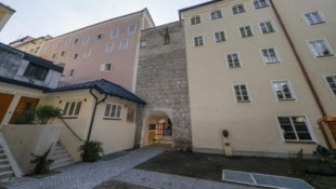 Vor Schäden an den historischen Häusern der Salzburger Altstadt warnt ein Gutachter im Auftrag von 22 Hauseigentümern rund um die Lederergasse. (Bild: Tschepp Markus)