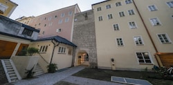 Das Gebäude von Familie Schliesselberger (rosa Fassade) in der Lederergasse 3 grenzt direkt an die erste Stadtmauer aus 1280.  (Bild: Tschepp Markus)