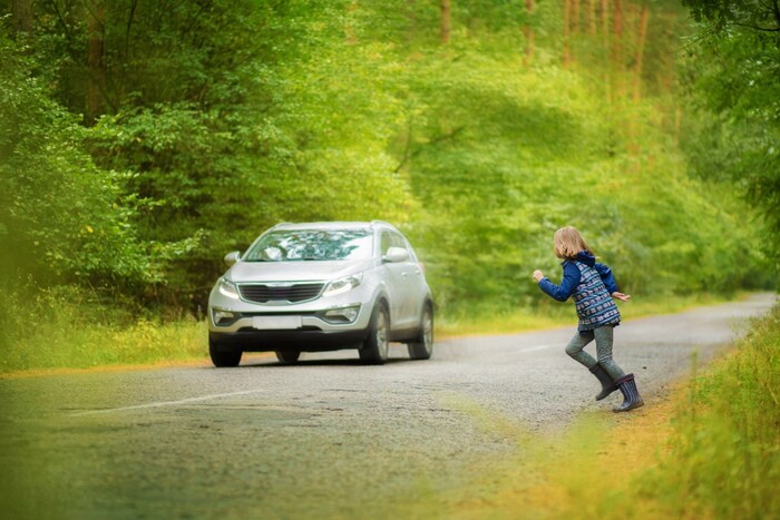 Kinder haben einen längeren Anhalteweg als Erwachsene.