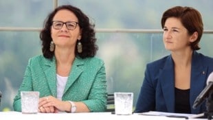 Nicht einer Meinung: Daniela Gutschi (ÖVP, l.) und Regierungskollegin Marlene Svazek (FPÖ) (Bild: Tröster Andreas/ANDREAS TROESTER)