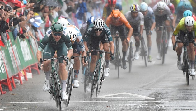 Kaden Groves (l.) has been wearing the green jersey since Wednesday. (Bild: AFP/APA/Ander Gillenea)