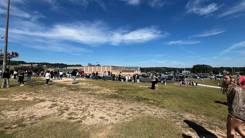 The area around the school was cordoned off, but worried relatives still came to the scene. (Bild: AP)