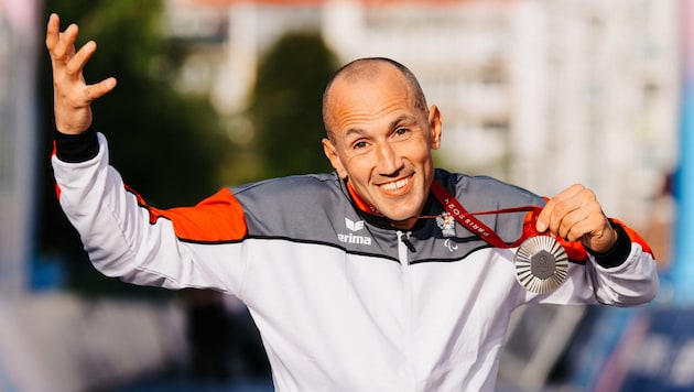 Thomas Frühwirth mit seiner Silbermedaille. (Bild: GEPA pictures)