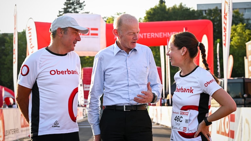 Oberbank-Generaldirektor Franz Gasselsberger beim Plaudern mit Paul Danninger und Tanja Willi. (Bild: Wenzel Markus)