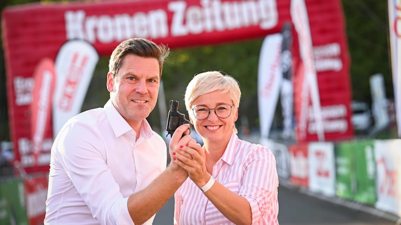 Wirtschaftskammer-OÖ-Präsidentin Doris Hummer und Christian Ortner, Chef vom Dienst der „OÖ-Krone“, gaben den Startschuss. (Bild: Wenzel Markus)