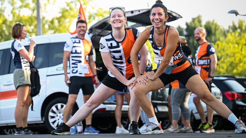 Warm-up before the 4.6 kilometers: Sandra Madlmayr and Eylem Aslan (r.) started for Swietelsky. (Bild: Wenzel Markus)