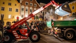 Ein Bagger trug den Schutt aus dem Gebäude am Unteren Schärdinger Stadtplatz ab. (Bild: Scharinger Daniel/Pressefoto Scharinger © Daniel Scharinger)