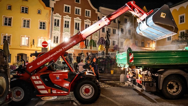 Ein Bagger trug den Schutt aus dem Gebäude am Unteren Schärdinger Stadtplatz ab. (Bild: Scharinger Daniel/Pressefoto Scharinger © Daniel Scharinger)