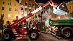 Ein Bagger trug den Schutt aus dem Gebäude am Unteren Schärdinger Stadtplatz ab. (Bild: Scharinger Daniel/Pressefoto Scharinger © Daniel Scharinger)