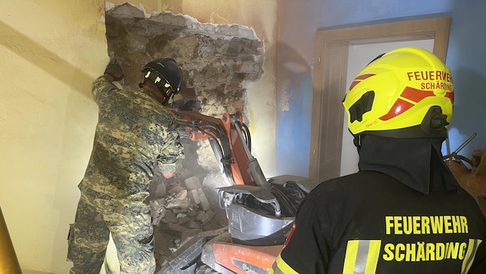 Feuerwehrleute verschafften sich über ein Loch im Nachbarhaus Zutritt zur Unglücksstelle.