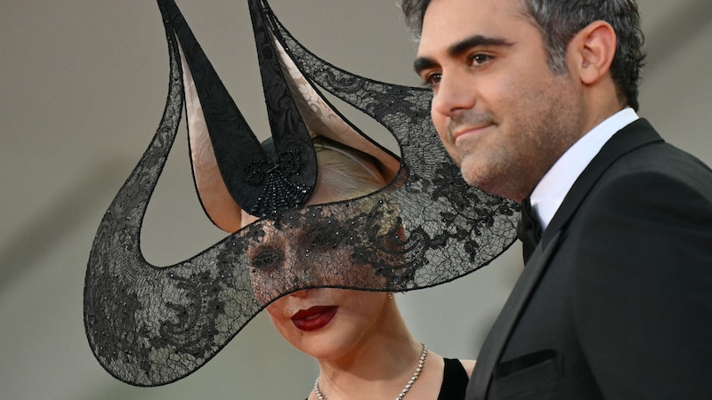 Der auffällige Kopfschmuck von Lady Gaga (Bild: AFP)