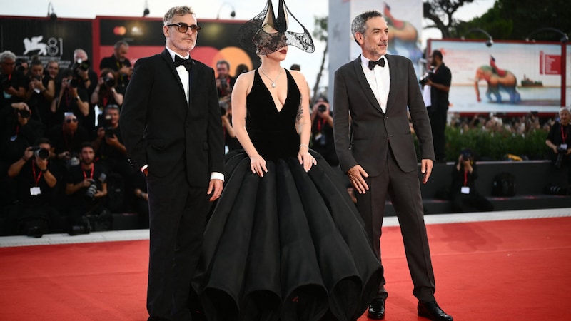 Lady Gaga mit Filmpartner Joaquin Phoenix und Regisseur Todd Phillips (Bild: AFP)