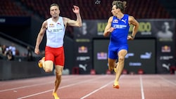 Mondo Duplantis (r.) bezwang Karsten Warholm auf 100 Meter. (Bild: AFP/APA/Fabrice COFFRINI)