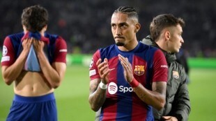 Raphinha (Mitte) hat über die Belastungen des Profi-Fußballs gesprochen. (Bild: AFP/APA/Josep LAGO)