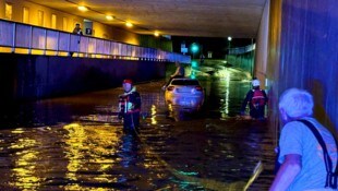 Die Feuerwehren hatten alle Hände voll zu tun, das Fahrzeug aus dem Tunnel zu ziehen. (Bild: ZOOM Tirol/Krone KREATIV)