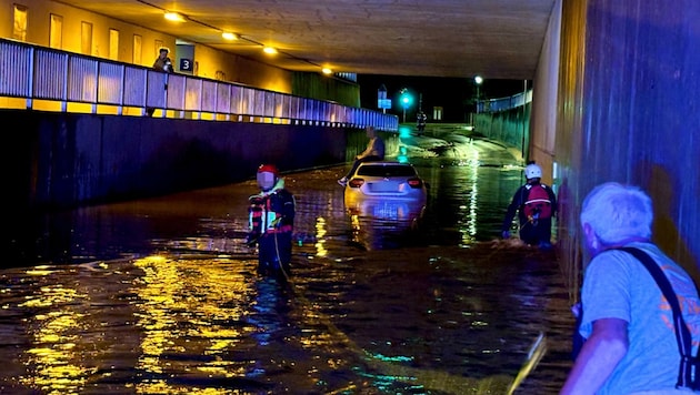 The firefighters had their hands full pulling the vehicle out of the tunnel. (Bild: ZOOM Tirol/Krone KREATIV)