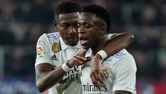 Vinicius Junior (right) wants to use his statements to increase the pressure to take more consistent action against racism. (Bild: AFP/APA/CESAR MANSO)