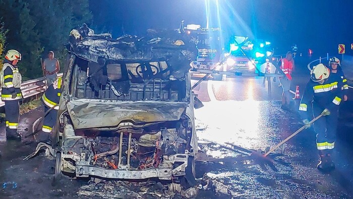 Der Lkw auf der Südautobahn brannte vollständig aus.