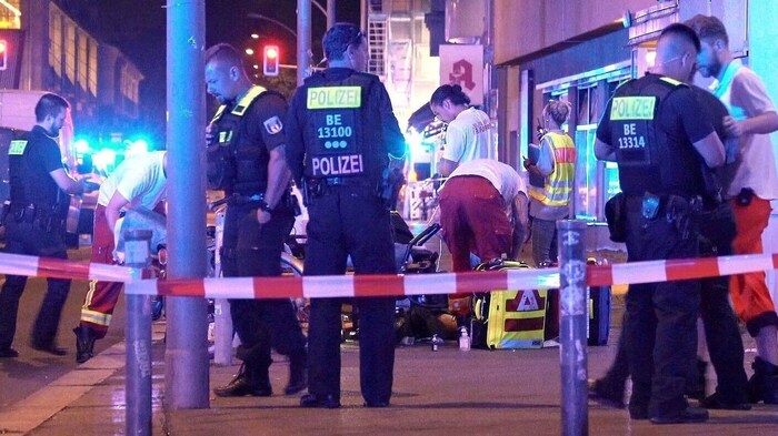 In Berlin ist in der Nacht auf Donnerstag ein 42-jähriger Mann getötet worden, zwei weitere ...