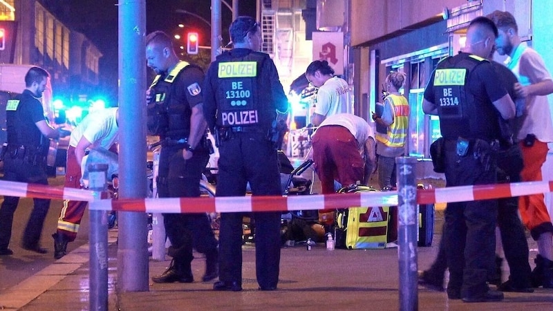 A 42-year-old man was killed in Berlin on Thursday night and two other men - including an apparently uninvolved cyclist - were injured. (Bild: APA Pool/dpa/Michael Ukas)