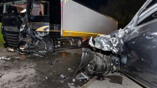 An beiden Fahrzeugen entstand enormer Sachschaden.