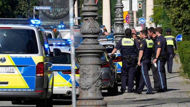 The Munich police report a large-scale operation (picture) near the Nazi Documentation Center. (Bild: AP/Matthias Schrader)